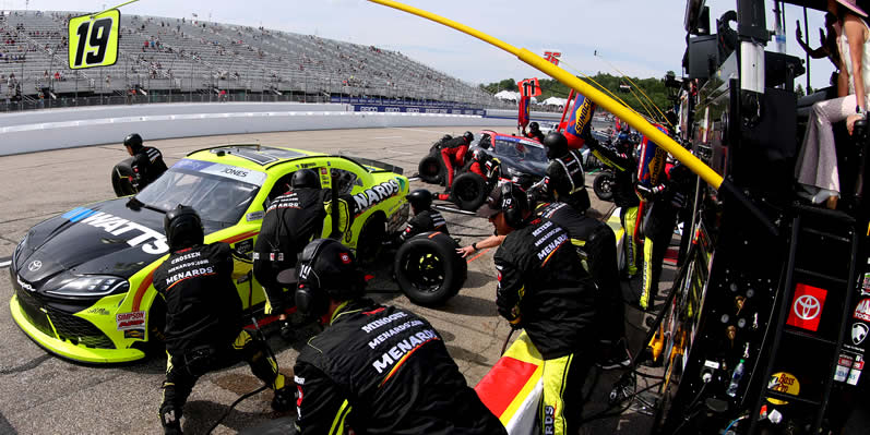 Brandon Jones pit stop