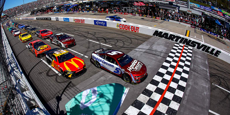 Kyle Larson leads the field to the green flag