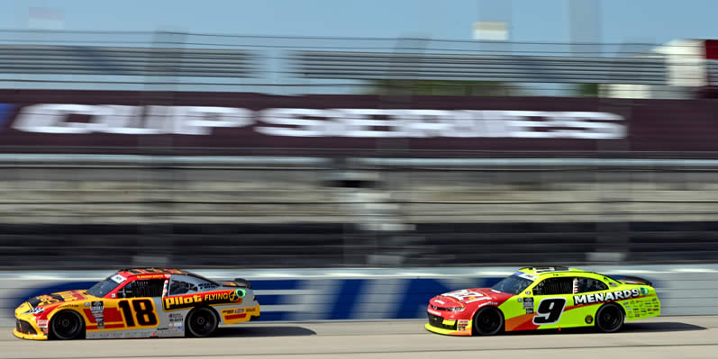 Sammy Smith and Brandon Jones race during practice