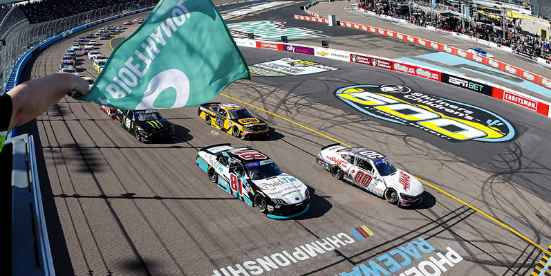 Cole Custer leads the field to the green flag