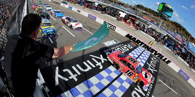 Sammy Smith leads the field to the green flag