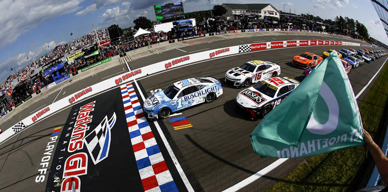 Ross Chastain leads the field to the green flag