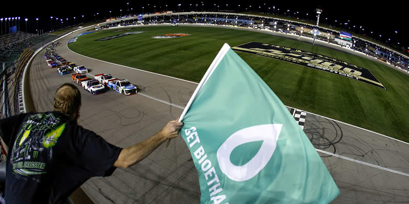 Ty Majeski leads the field to the green flag