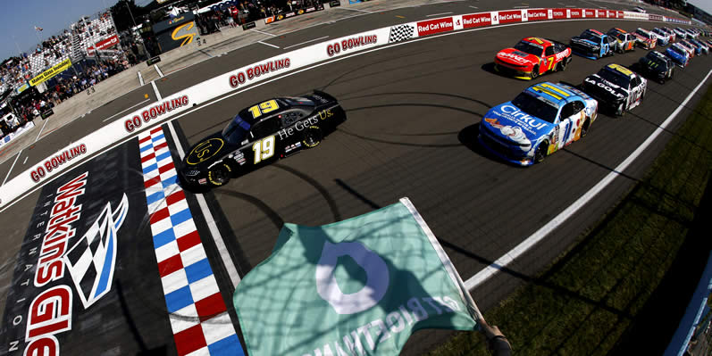 Ty Gibbs leads the field to the green flag