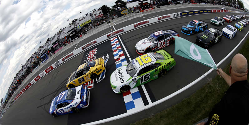 William Byron leads Ty Gibbs and AJ Allmendinger to the green flag