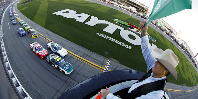 Daniel Hemric leads the field to the green flag