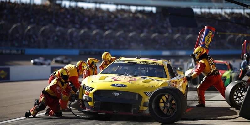  Joey Logano pits