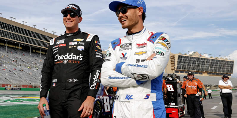 Kyle Busch and Kyle Larson talk on the grid