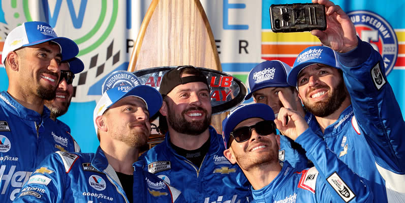 Kyle Larson and crew take a selfie in the Ruoff Mortgage victory lane