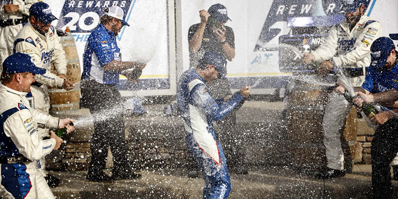 Kyle Larson and crew celebrates