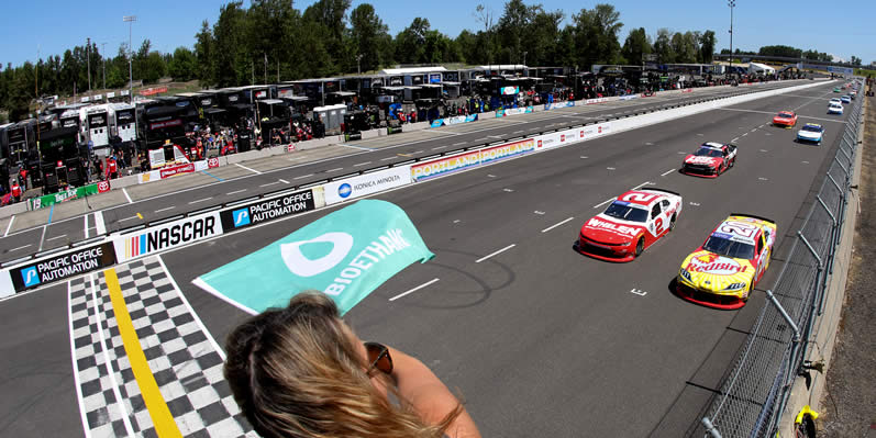 Sheldon Creed leads the field to the green flag