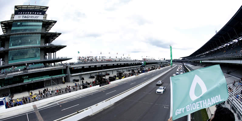 AJ Allmendinger leads the field to the green flag