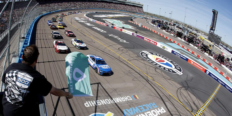 Kyle Larson leads the field to the green flag