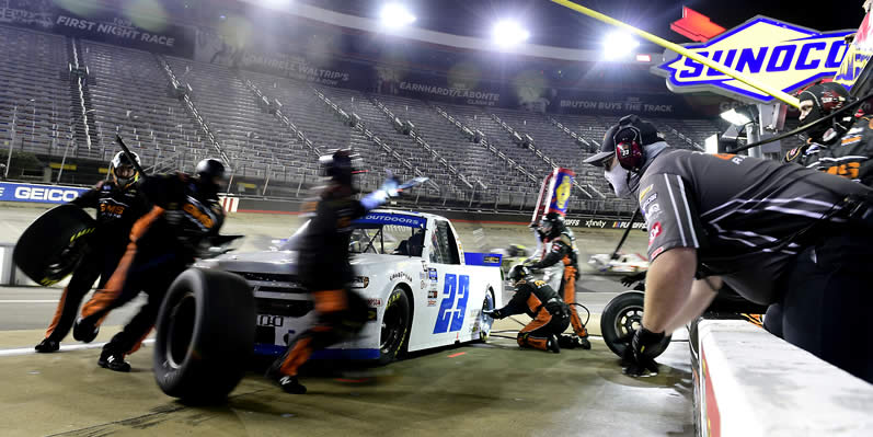 Truck Series pit stops at Bristol Motor Speedway