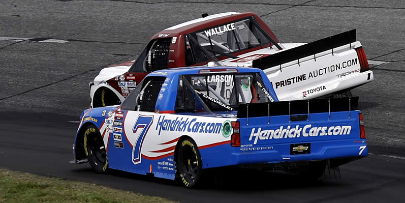 Kyle Larson and Bubba Wallace battle for position