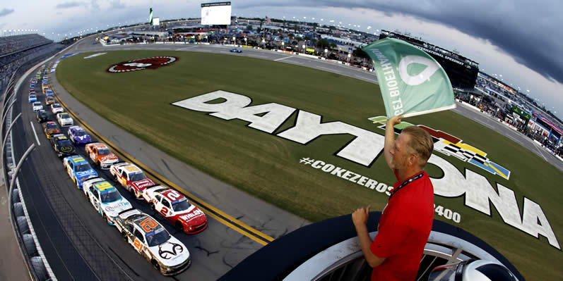 Austin Hill leads the field to the green flag